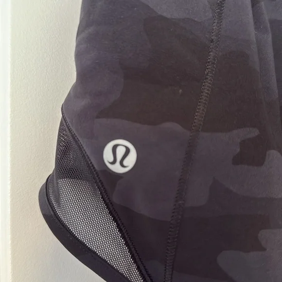 Like NEW Lululemon Hotty Hot Deep Coal Black Camo 2.5” low rise Shorts Size 4 - Picture 5 of 6
